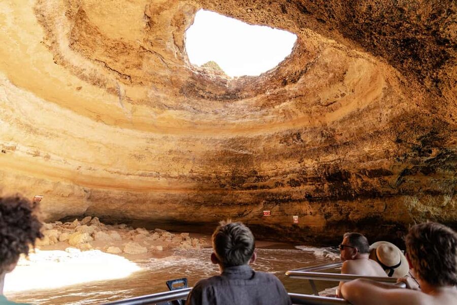 Vilamoura: Benagil Cave Quest Boat Tour - Praia da Marinha and the changing color of the cliffs