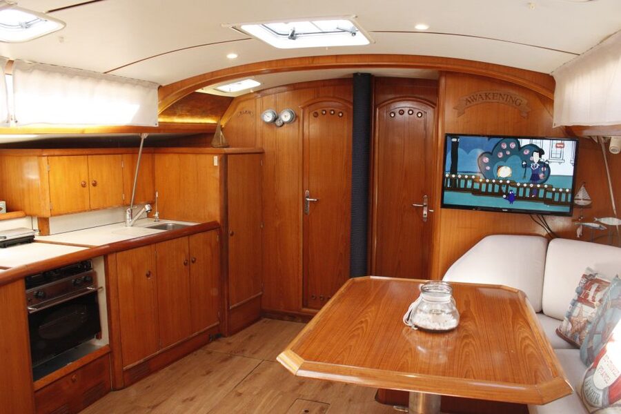 Vilamoura: Coastal Cruise on a Luxury Sailing Yacht - Drinks, music, and the easygoing mood