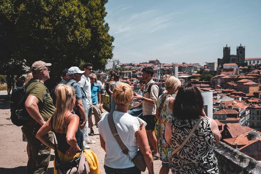 Walking tour discover Porto's center in German (max. 12 pax) - Down through the Baixa toward the river