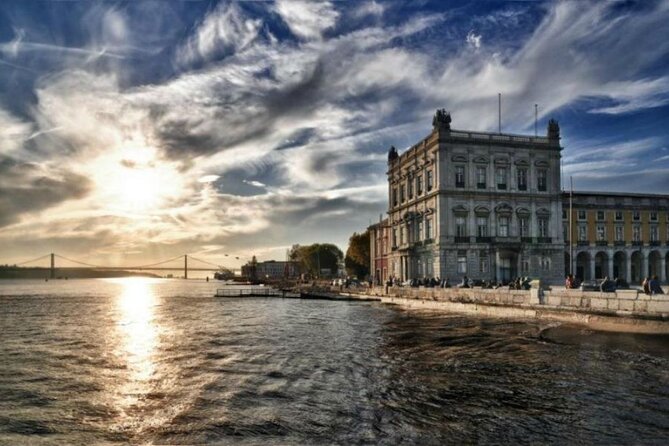 Welcome Lisbon Tour with Local Guide in Private Eco Tuk Tuk - What the guide adds to the ride